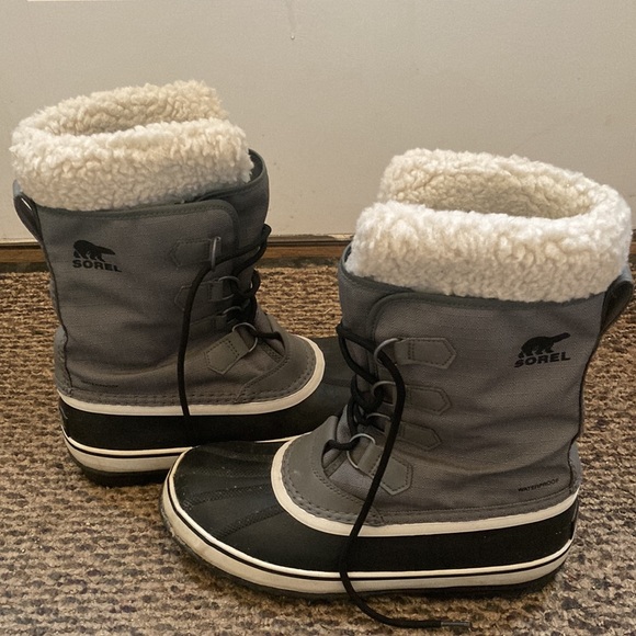 Sorel Winter Carnival Boots in Quarry/Black, Size 9.5 - Picture 2 of 6